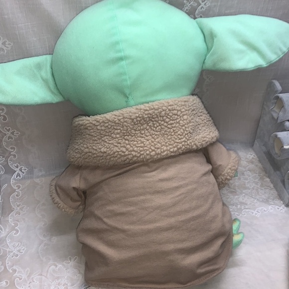 21"x 10" Star Wars The child baby Yoda plush cuddle pillow with hands & feet - Picture 6 of 12